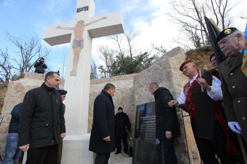 Maslenica: Otkrivanje spomen obilježja križa za poginule hrvatske branitelje u VRO Maslenica ´93, Foto: Filip Brala/PIXSELL