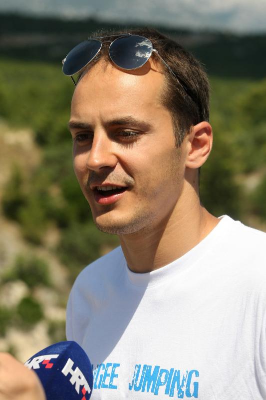 28.6.2014., Maslenica – Gimnasticar Marijo Moznik otvorio je sezonu bungee skokova s Maslenickog mosta. On je izveo dvostruki salto s uronom u more. Photo: Dino Stanin/PIXSELL