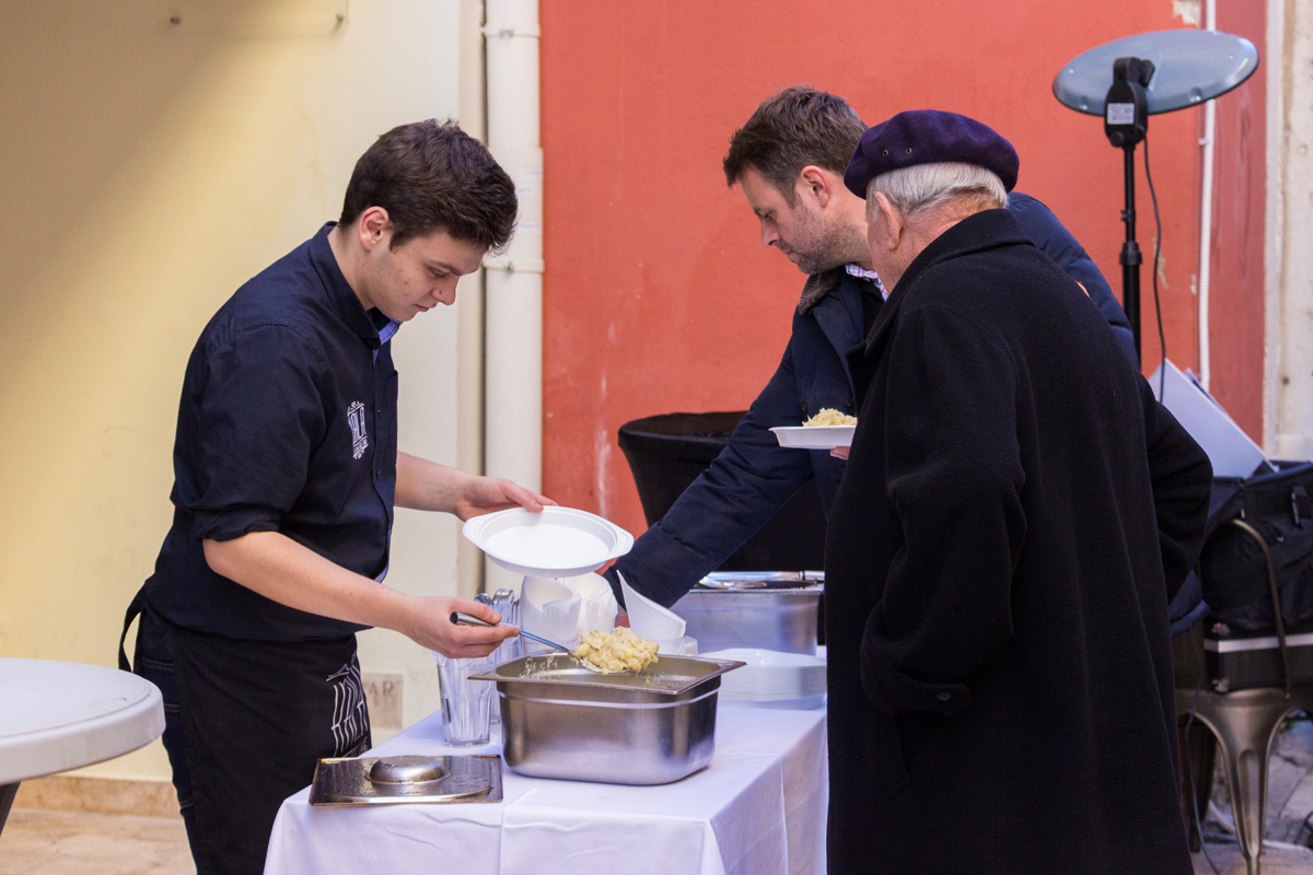 Badnjak 2016: Blagdanski đir po gradu 24. prosinca Badnjak 2016: Blagdanski đir po gradu 24. prosinca
