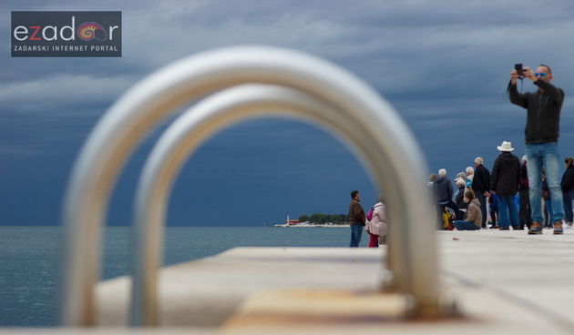 Đir po kišnom Zadru, petak 6. listopada 2017. Zadarska riva, kišni oblaci