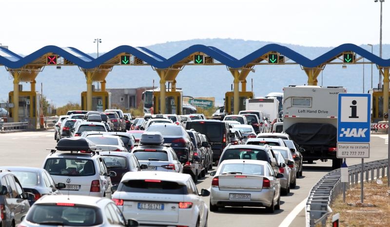 Zbog požara zatvorena autocesta A1 kod Pirovca: Neki vozači se okretali i vozili u suprotnom smjeru Zbog požara zatvorena autocesta A1 kod Pirovca: Neki vozači se okretali i vozili u suprotnom smjeru