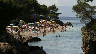 Brela, Makarska, 030711.
Prvi srpanjski vikend i prave ljetne vrucine doveli su veliki broj turista na Makarsku rivijeru. Plaze su prepune kupaca koji uzivaju u suncanju i kupanju.
Na slici: Kupaci na plazi Punta rata u Brelima.
Foto: Ivo Ravlic / CROPIX Brela, Makarska, 030711.
Prvi srpanjski vikend i prave ljetne vrucine doveli su veliki broj turista na Makarsku rivijeru. Plaze su prepune kupaca koji uzivaju u suncanju i kupanju.
Na slici: Kupaci na plazi Punta rata u Brelima.
Foto: Ivo Ravlic / CROPIX
