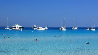 Dugi otok, 260609.
Dugi otok je jedva 1,5 sat udaljen od Zadra, jedan je od skrivenih Jadransih bisera. Sa raznolikom prirodom i plazama, cistim morem, on je namjenjen gostima koji vise cijene prirodu od zabave.
Na slici: plaza Saharun na juznoj strani Du