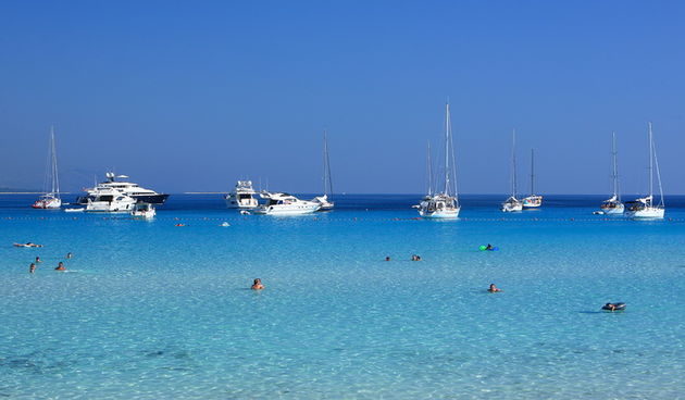 Dugi otok, 260609.
Dugi otok je jedva 1,5 sat udaljen od Zadra, jedan je od skrivenih Jadransih bisera. Sa raznolikom prirodom i plazama, cistim morem, on je namjenjen gostima koji vise cijene prirodu od zabave.
Na slici: plaza Saharun na juznoj strani Du