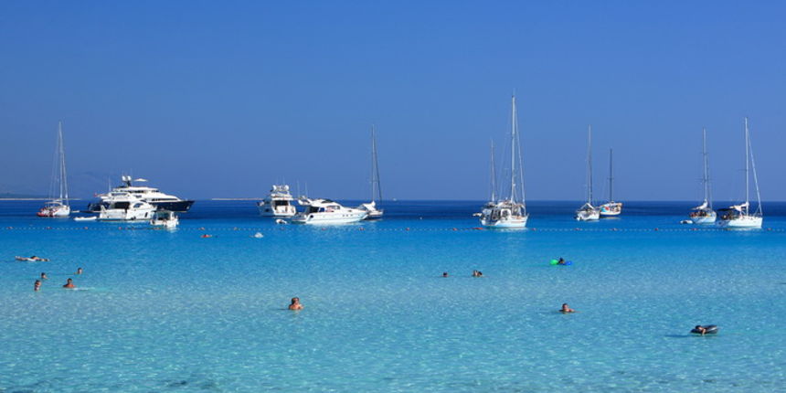 Dugi otok, 260609.
Dugi otok je jedva 1,5 sat udaljen od Zadra, jedan je od skrivenih Jadransih bisera. Sa raznolikom prirodom i plazama, cistim morem, on je namjenjen gostima koji vise cijene prirodu od zabave.
Na slici: plaza Saharun na juznoj strani Du