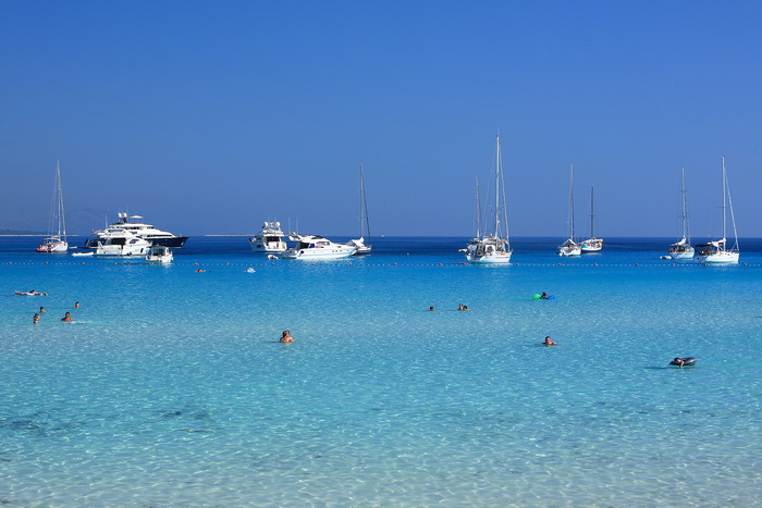 Dugi otok, 260609.
Dugi otok je jedva 1,5 sat udaljen od Zadra, jedan je od skrivenih Jadransih bisera. Sa raznolikom prirodom i plazama, cistim morem, on je namjenjen gostima koji vise cijene prirodu od zabave.
Na slici: plaza Saharun na juznoj strani Du
