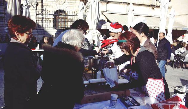 Humanitarna akcija prodavanja fritula na Narodnom trgu, foto: eZadar