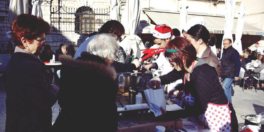 Humanitarna akcija prodavanja fritula na Narodnom trgu, foto: eZadar