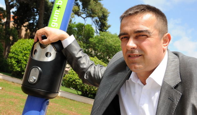 Zadar, 130510. Biograd je prvi i zasad jedini grad u Hrvatskoj koji je postavio aparate za bacanje zvaka,postavljeno je cetrdesetak aparata u vrijednosti od 70.000 kn.Na fotografiji : Biogradski gradonacelnik pored jednog od postavljenih aparata za zvake.