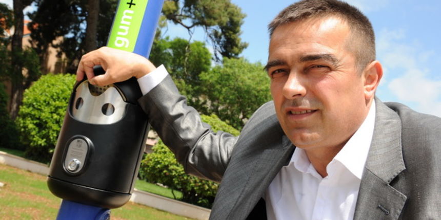 Zadar, 130510. Biograd je prvi i zasad jedini grad u Hrvatskoj koji je postavio aparate za bacanje zvaka,postavljeno je cetrdesetak aparata u vrijednosti od 70.000 kn.Na fotografiji : Biogradski gradonacelnik pored jednog od postavljenih aparata za zvake. Zadar, 130510. Biograd je prvi i zasad jedini grad u Hrvatskoj koji je postavio aparate za bacanje zvaka,postavljeno je cetrdesetak aparata u vrijednosti od 70.000 kn.Na fotografiji : Biogradski gradonacelnik pored jednog od postavljenih aparata za zvake.