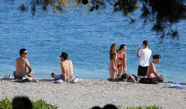 Ljetne temperature su se vratile i na zadarskoj plaži Kolovare je otvorena sezona kupanja.  Photo: Filip Brala/PIXSELL