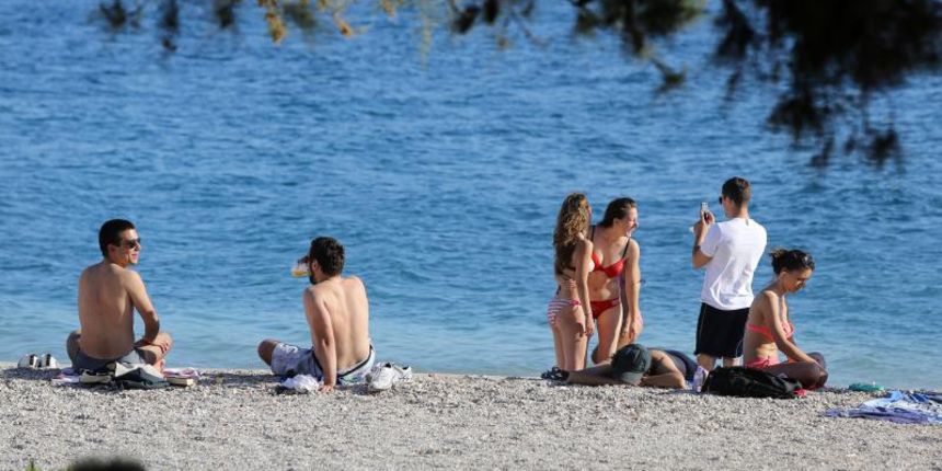 Ljetne temperature su se vratile i na zadarskoj plaži Kolovare je otvorena sezona kupanja. Photo: Filip Brala/PIXSELL Ljetne temperature su se vratile i na zadarskoj plaži Kolovare je otvorena sezona kupanja. Photo: Filip Brala/PIXSELL