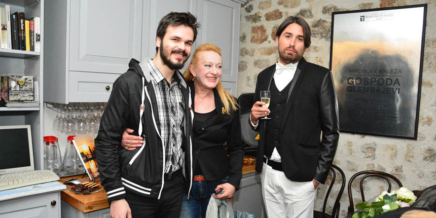 U caffe galeriji “Đina” otvorena izložba “Gospoda Glembajevi” U caffe galeriji “Đina” otvorena izložba “Gospoda Glembajevi”