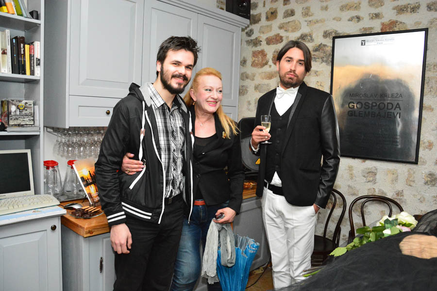 U caffe galeriji “Đina” otvorena izložba “Gospoda Glembajevi” U caffe galeriji “Đina” otvorena izložba “Gospoda Glembajevi”