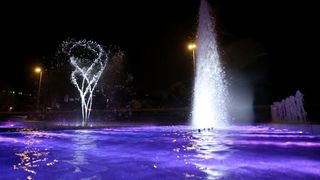 Zagreb: Fontane osvjetljene ružicastom bojom kao podrška oboljelima od rak. Photo: Igor Kralj/PIXSELL Zagreb: Fontane osvjetljene ružicastom bojom kao podrška oboljelima od rak. Photo: Igor Kralj/PIXSELL