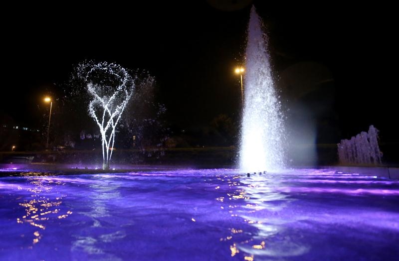 Zagreb: Fontane osvjetljene ružicastom bojom kao podrška oboljelima od rak. Photo: Igor Kralj/PIXSELL Zagreb: Fontane osvjetljene ružicastom bojom kao podrška oboljelima od rak. Photo: Igor Kralj/PIXSELL