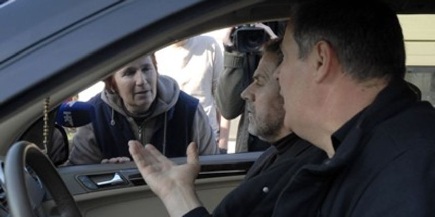 Poplavljeni Metkovci napali Bandića i Jambu (foto: Denis Jerković/CROPIX) Poplavljeni Metkovci napali Bandića i Jambu (foto: Denis Jerković/CROPIX)