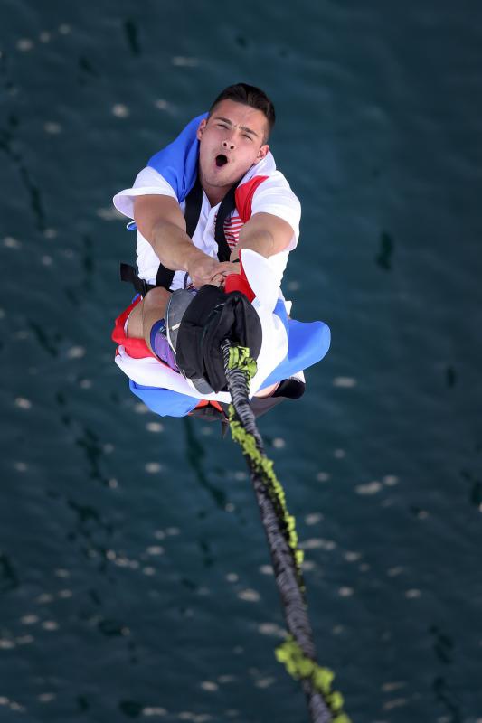 30.06.2013., Zadar – Povodom ulaska Republike Hrvatske u Europsku uniju mladic i djevojka skocili su s Maslenickog mosta sa zastavom Europske unije, dok je mladi Britanac skocio sa hrvatskom zastavom. Photo: Filip Brala/PIXSELL Autor  Filip Brala/PIXSEL