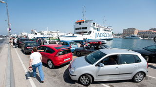 Zadar, 220612
Mnogi su iskoristili praznike kako bi povezali produzeni vikend i otisli na more pa je tako danas u zadarskoj trajektnoj luci pojacan promet.
Na fotografiji: detalj iz trajektne luke
Foto: Luka Gerlanc / CROPIX Zadar, 220612
Mnogi su iskoristili praznike kako bi povezali produzeni vikend i otisli na more pa je tako danas u zadarskoj trajektnoj luci pojacan promet.
Na fotografiji: detalj iz trajektne luke
Foto: Luka Gerlanc / CROPIX