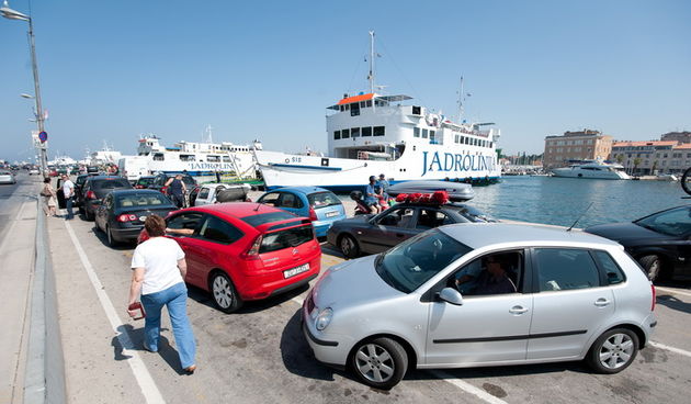 Zadar, 220612
Mnogi su iskoristili praznike kako bi povezali produzeni vikend i otisli na more pa je tako danas u zadarskoj trajektnoj luci pojacan promet.
Na fotografiji: detalj iz trajektne luke
Foto: Luka Gerlanc / CROPIX