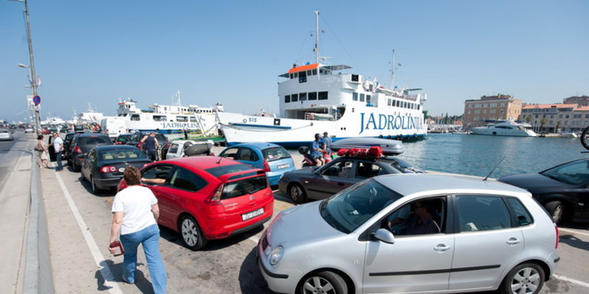 Zadar, 220612
Mnogi su iskoristili praznike kako bi povezali produzeni vikend i otisli na more pa je tako danas u zadarskoj trajektnoj luci pojacan promet.
Na fotografiji: detalj iz trajektne luke
Foto: Luka Gerlanc / CROPIX Zadar, 220612
Mnogi su iskoristili praznike kako bi povezali produzeni vikend i otisli na more pa je tako danas u zadarskoj trajektnoj luci pojacan promet.
Na fotografiji: detalj iz trajektne luke
Foto: Luka Gerlanc / CROPIX