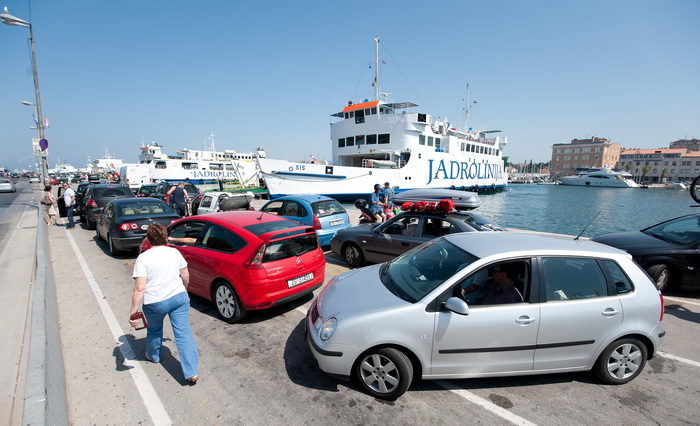 Zadar, 220612
Mnogi su iskoristili praznike kako bi povezali produzeni vikend i otisli na more pa je tako danas u zadarskoj trajektnoj luci pojacan promet.
Na fotografiji: detalj iz trajektne luke
Foto: Luka Gerlanc / CROPIX Zadar, 220612
Mnogi su iskoristili praznike kako bi povezali produzeni vikend i otisli na more pa je tako danas u zadarskoj trajektnoj luci pojacan promet.
Na fotografiji: detalj iz trajektne luke
Foto: Luka Gerlanc / CROPIX