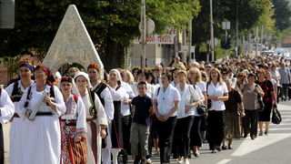 Knin, 250911.
Postavljanje kamena temeljca za gradnju Pastoralnog centra Gospe velikog Hrvatskog krsnog zavjeta na prostoru bivse vojarne Senjak u Kninu
Na slici: procesija ulicama Knina sa Gospinim likom
Foto: Niksa Stipanicev / CROPIX Knin, 250911.
Postavljanje kamena temeljca za gradnju Pastoralnog centra Gospe velikog Hrvatskog krsnog zavjeta na prostoru bivse vojarne Senjak u Kninu
Na slici: procesija ulicama Knina sa Gospinim likom
Foto: Niksa Stipanicev / CROPIX