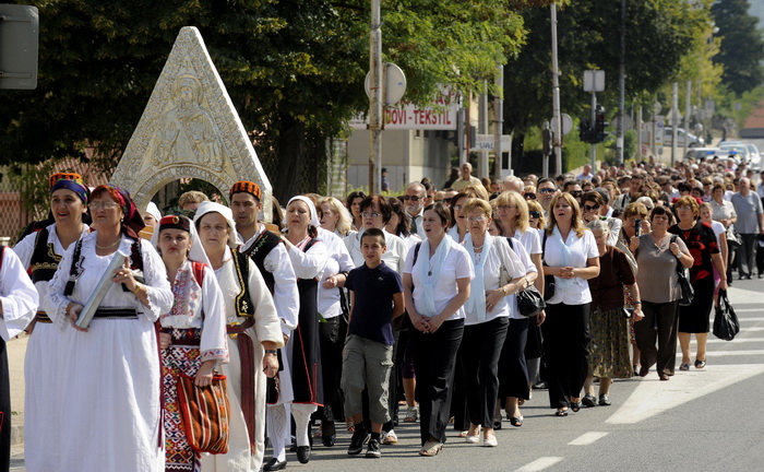 Knin, 250911.
Postavljanje kamena temeljca za gradnju Pastoralnog centra Gospe velikog Hrvatskog krsnog zavjeta na prostoru bivse vojarne Senjak u Kninu
Na slici: procesija ulicama Knina sa Gospinim likom
Foto: Niksa Stipanicev / CROPIX Knin, 250911.
Postavljanje kamena temeljca za gradnju Pastoralnog centra Gospe velikog Hrvatskog krsnog zavjeta na prostoru bivse vojarne Senjak u Kninu
Na slici: procesija ulicama Knina sa Gospinim likom
Foto: Niksa Stipanicev / CROPIX