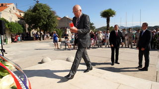 Mali Iz, 260712.
Proslava 70. obljetnice Maloiskog ustanka kojeg zajedno organiziraju Grad Zadar i Udruga antifasistickih boraca pod pokroviteljstvom predsjednika Ive Josipovica. Na spomenik Palima za slobodu i socijalizam u uvali Knez vijence su polozili