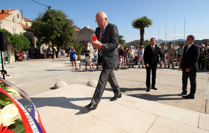 Mali Iz, 260712.
Proslava 70. obljetnice Maloiskog ustanka kojeg zajedno organiziraju Grad Zadar i Udruga antifasistickih boraca pod pokroviteljstvom predsjednika Ive Josipovica. Na spomenik Palima za slobodu i socijalizam u uvali Knez vijence su polozili