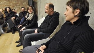 Zagreb, 260213.
Lauba, Prilaz baruna Filipovica 23a.
Otvorenje izlozbe Lovre Artukovica “Lice slike” , ciklus “Lice slike” nastao je od 2006. do 2013. godine, a prikazuje facijalne gestikulacije modela.
Na slici: razgovor sa autorom, Vanja Zanko, Lovre Ar