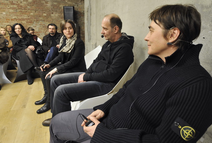 Zagreb, 260213.
Lauba, Prilaz baruna Filipovica 23a.
Otvorenje izlozbe Lovre Artukovica “Lice slike” , ciklus “Lice slike” nastao je od 2006. do 2013. godine, a prikazuje facijalne gestikulacije modela.
Na slici: razgovor sa autorom, Vanja Zanko, Lovre Ar