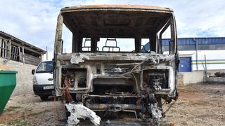 Vučnoj službi Deur na parkingu izgorjela dva vozila