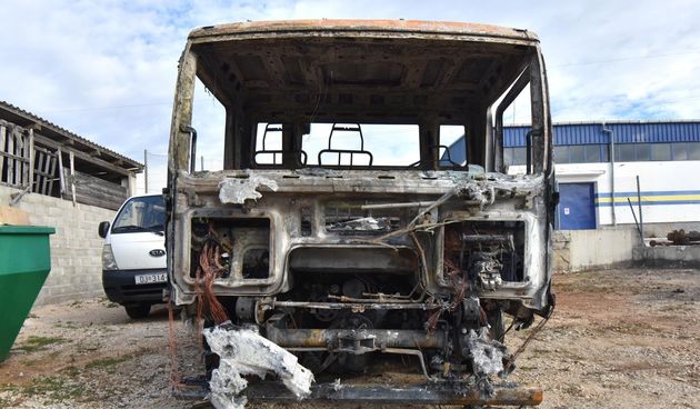 Vučnoj službi Deur na parkingu izgorjela dva vozila