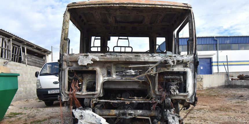 Vučnoj službi Deur na parkingu izgorjela dva vozila