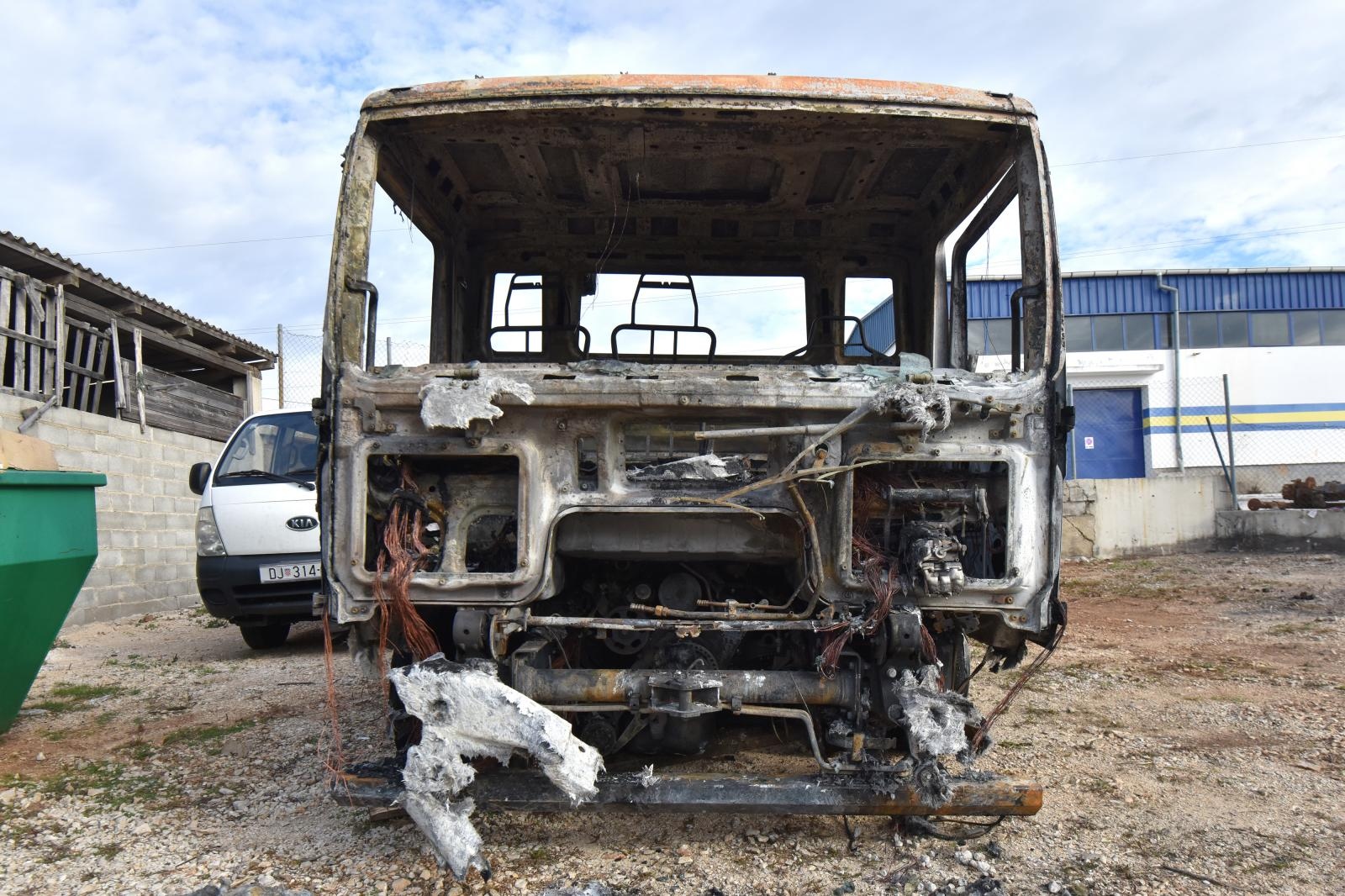 Vučnoj službi Deur na parkingu izgorjela dva vozila