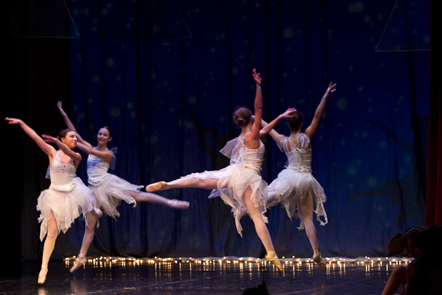 Plesna čestitka Zadarskog plesnog ansambla, Foto: Leo Banić Plesna čestitka Zadarskog plesnog ansambla, Foto: Leo Banić