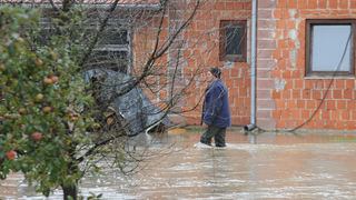 Rijeka Krapina se izlila iz svog korita nakon nekoliko dana neprekinutih kiša te je poplavila kuće i podrume u Zaprešiću, a vodostaj rijeke Save i dalje raste, Foto: Damir Krajac / CROPIX