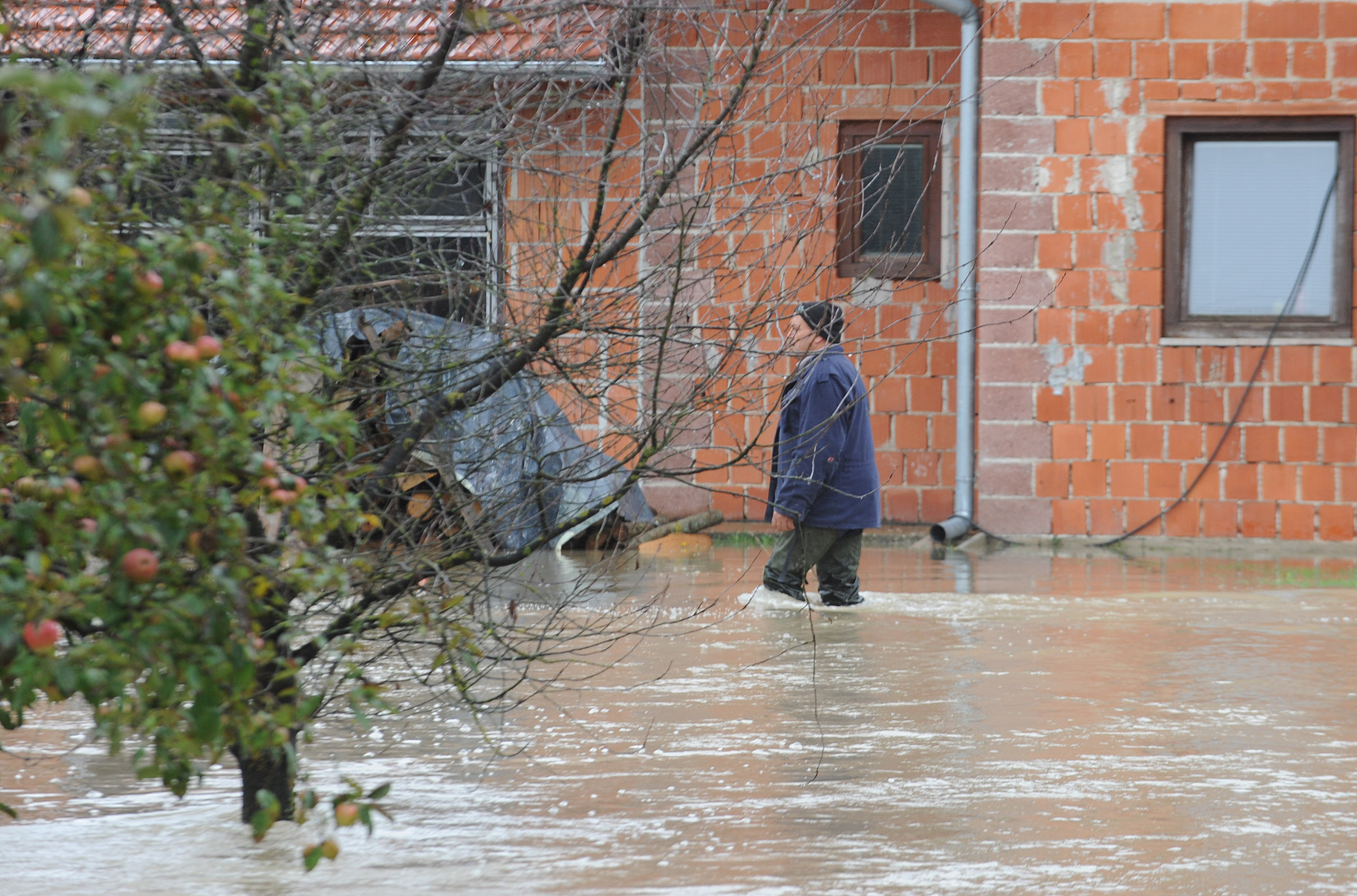 Rijeka Krapina se izlila iz svog korita nakon nekoliko dana neprekinutih kiša te je poplavila kuće i podrume u Zaprešiću, a vodostaj rijeke Save i dalje raste, Foto: Damir Krajac / CROPIX