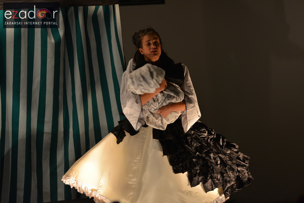 Stanarska fešta 2017: Predstava “U zemlji čudesa” Teatra Dragon Stanarska fešta 2017: Predstava “U zemlji čudesa” Teatra Dragon