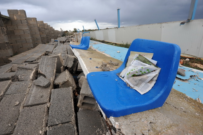 Rastane, Zadar, 301112.
Jako jugo koje je zadnja dva dana puhalo na zadarskom podrucju, srusilo je veliki dio tribine nogometnog stadiona u Rastanima.
Foto: Luka Gerlanc / CROPIX Rastane, Zadar, 301112.
Jako jugo koje je zadnja dva dana puhalo na zadarskom podrucju, srusilo je veliki dio tribine nogometnog stadiona u Rastanima.
Foto: Luka Gerlanc / CROPIX