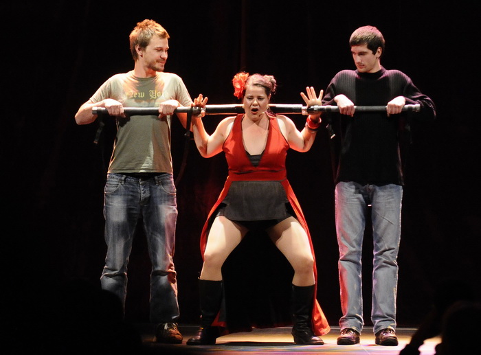 Zagreb, 291011.
Veceras je u staroj tvornici Jedinstvo odrzana jos jedna vecer 7. Festivala novog cirkusa, koji traje od 25.10. do 30.10. Veceras je odrzana cabaret predstava Red room.
Na fotografiji: nastup Betty Brawn.
Foto: Admir Buljubasic / CROPIX Zagreb, 291011.
Veceras je u staroj tvornici Jedinstvo odrzana jos jedna vecer 7. Festivala novog cirkusa, koji traje od 25.10. do 30.10. Veceras je odrzana cabaret predstava Red room.
Na fotografiji: nastup Betty Brawn.
Foto: Admir Buljubasic / CROPIX