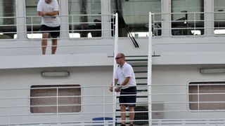 Jablanac, 170811.
U pomorskoj havariji trajekt Rapske plovidbe “Barbat” oko 18 sati, prilikom pristajanja u luku Jablanac ostao je bez pogona i udario u rivu koja je ujedno i mjesna plaza. Ozlijedjeno je sedam osoba. Ocevid je u tijeku. 
Na slici: kapetan