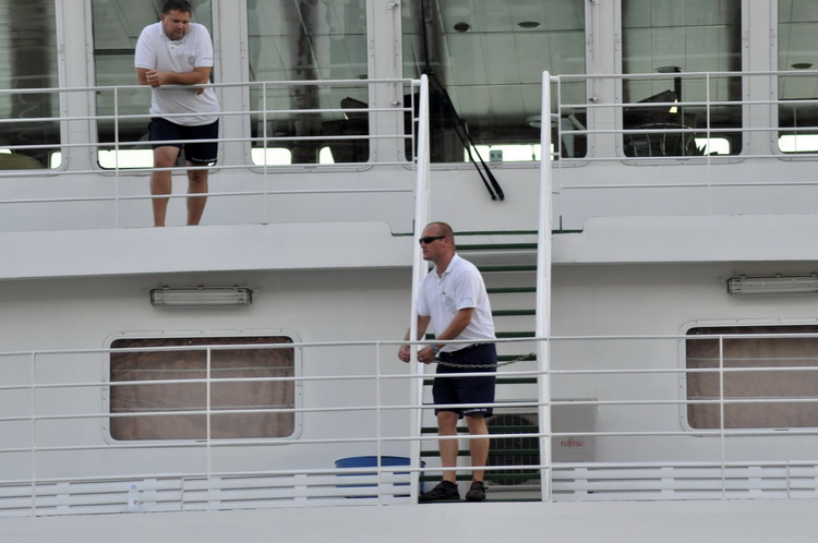 Jablanac, 170811.
U pomorskoj havariji trajekt Rapske plovidbe “Barbat” oko 18 sati, prilikom pristajanja u luku Jablanac ostao je bez pogona i udario u rivu koja je ujedno i mjesna plaza. Ozlijedjeno je sedam osoba. Ocevid je u tijeku. 
Na slici: kapetan