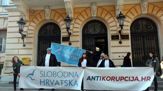 Ispred zgrade Županijskog suda održan skup podrške Stipi Petrini kojeg tuži sutkinja Maja Šupe Ispred zgrade Županijskog suda održan skup podrške Stipi Petrini kojeg tuži sutkinja Maja Šupe