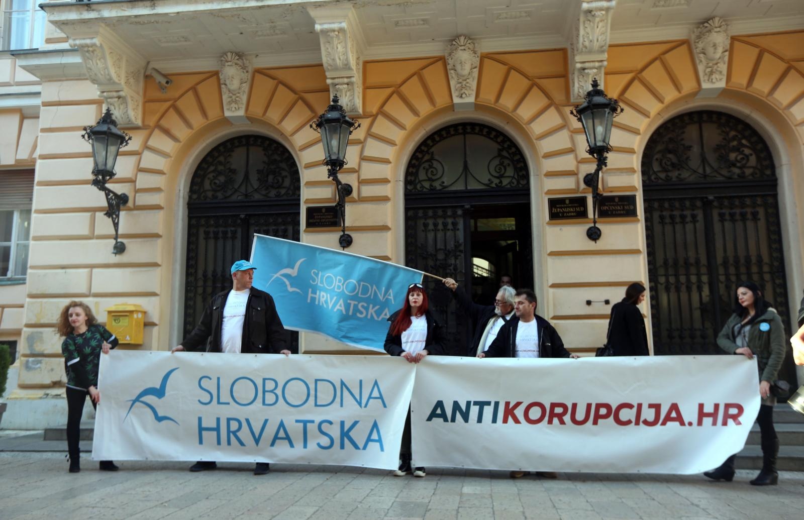 Ispred zgrade Županijskog suda održan skup podrške Stipi Petrini kojeg tuži sutkinja Maja Šupe Ispred zgrade Županijskog suda održan skup podrške Stipi Petrini kojeg tuži sutkinja Maja Šupe