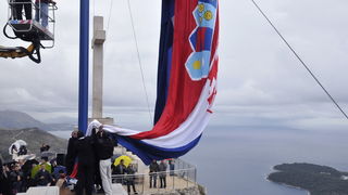Dubrovnik, 061211.
Svecani mimohod i postrojavanje branitelja grada Dubrovnika iz 1991. godine na Stradunu u sklopu proslave dana Branitelja pred predjsjednikom RH Ivom Josipovicem.
Na slici: podizanje 25 metarskog Hrvatskog barjaka.
Foto: Tonci Plazibat Dubrovnik, 061211.
Svecani mimohod i postrojavanje branitelja grada Dubrovnika iz 1991. godine na Stradunu u sklopu proslave dana Branitelja pred predjsjednikom RH Ivom Josipovicem.
Na slici: podizanje 25 metarskog Hrvatskog barjaka.
Foto: Tonci Plazibat
