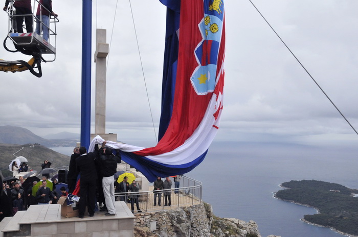 Dubrovnik, 061211.
Svecani mimohod i postrojavanje branitelja grada Dubrovnika iz 1991. godine na Stradunu u sklopu proslave dana Branitelja pred predjsjednikom RH Ivom Josipovicem.
Na slici: podizanje 25 metarskog Hrvatskog barjaka.
Foto: Tonci Plazibat Dubrovnik, 061211.
Svecani mimohod i postrojavanje branitelja grada Dubrovnika iz 1991. godine na Stradunu u sklopu proslave dana Branitelja pred predjsjednikom RH Ivom Josipovicem.
Na slici: podizanje 25 metarskog Hrvatskog barjaka.
Foto: Tonci Plazibat