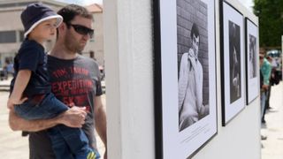 Povodom 20. godisnjice smrti kosarkaskog velikana Krese Cosica, uz humanitarnu prodaju proizvoda po simbolicnima cijenama na Forumu je organizirana izlozba njegovih fotografija, a najmladji su sudjelovali u kosarkaskom turniru. Ljerka Cosic s obitelji. Ph Povodom 20. godisnjice smrti kosarkaskog velikana Krese Cosica, uz humanitarnu prodaju proizvoda po simbolicnima cijenama na Forumu je organizirana izlozba njegovih fotografija, a najmladji su sudjelovali u kosarkaskom turniru. Ljerka Cosic s obitelji. Ph