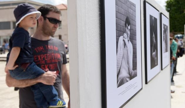 Povodom 20. godisnjice smrti kosarkaskog velikana Krese Cosica, uz humanitarnu prodaju proizvoda po simbolicnima cijenama na Forumu je organizirana izlozba njegovih fotografija, a najmladji su sudjelovali u kosarkaskom turniru. Ljerka Cosic s obitelji. Ph